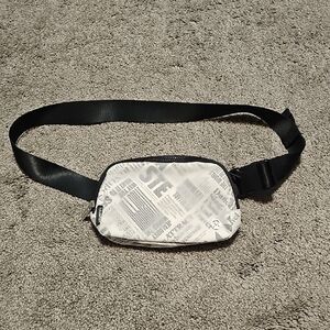 Lululemon Everywhere Belt Bag White/Black Manifesto